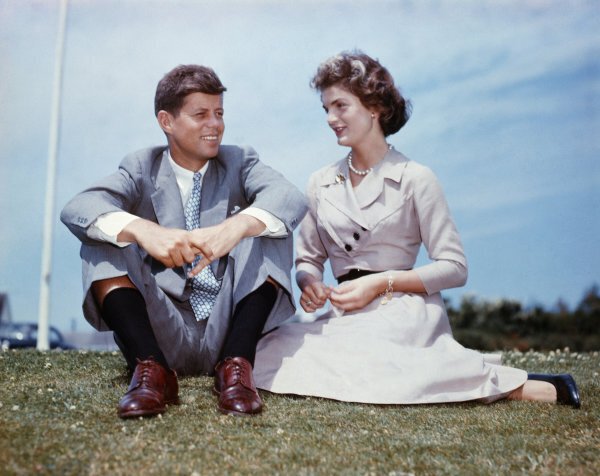 Der damalige US-Präsident John F. Kennedy mit seiner Frau Jacqueline. - © obs