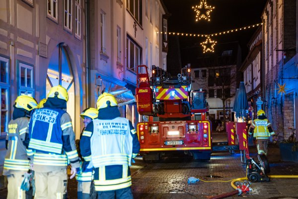 In der dicht bebauten Innenstadt ist in einer Wohnung ein Feuer ausgebrochen. - © FREITAG-TV