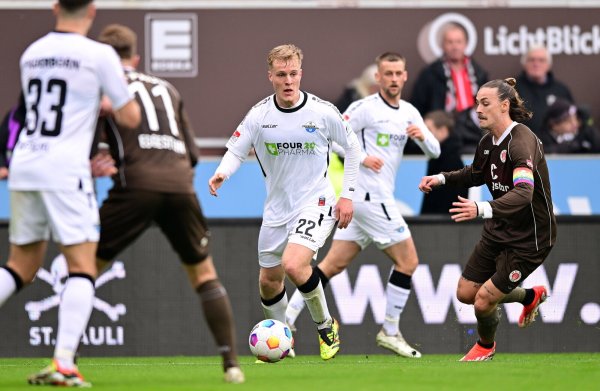 SCP-Sechser Mattes Hansen (l.), der hier gegen St. Paulis Kapitän Jackson Irvine den Ball behauptet, machte sein erstes Spiel am Millerntor. - © Witters