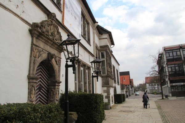 Blick entlang des Domensoot zwischen Kotzenbergschem Hof und Verwaltungsneubau. Der Bereich bis zur Heerstraße soll aufgewertet und mit Leben gefüllt werden. - © Dieter Asbrock