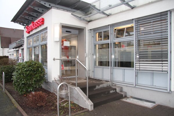 Die Sparkasseniliale in der Hardisser Straße ist seit Jahresende geschlossen. Nur die Automaten können noch genutzt werden. - © Cordula Gröne(LZ)