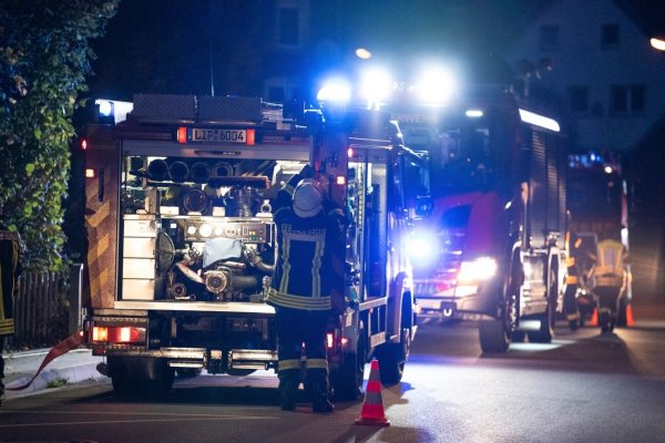 Die Einsatzkräfte belüfteten die Wohnung, nachdem der Brand gelöscht war. - © Freitag TV