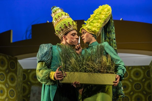 "In einem tiefen dunklen Wald" wird als Weihnachsmärchen im Landestheater gezeigt. Auf dem Foto sind Leonard Lange und Katharina Otte zu sehen. - © Jochen Quast