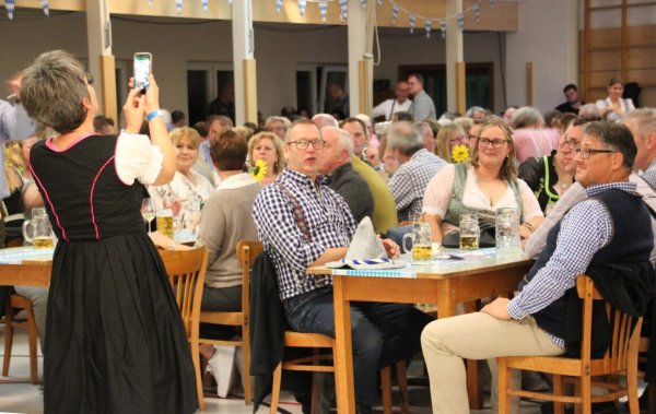 "Bitte lächeln!" - Fotos fürs Familienalbum vom bajuwarisch gekleideten Freundeskreis mussten natürlich sein. - © Reinhold Sölter