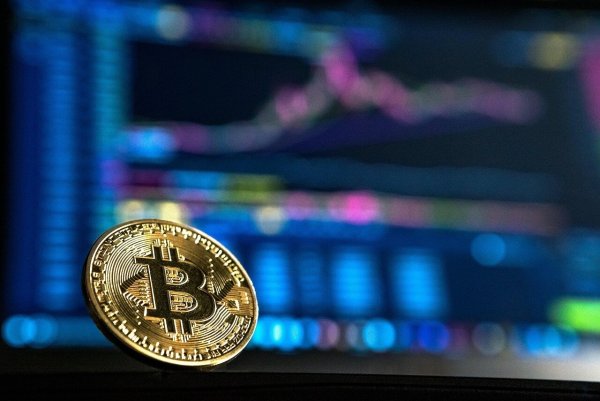 Die Hoffnung auf hohe Renditen mit Krypotwährungen wie Bitcoin machen sich auch Betrüger zunutze. Das musste jetzt ein 72-jähriger Gütersloher erfahren. - © Pixabay
