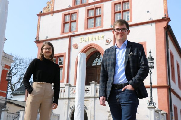Nele Reschinsky und Tim Alexander, der Vorsitzende der Jungen Union und seine Stellvertreterin, stehen vor dem Historischen Rathaus. - © Alexandra Schaller