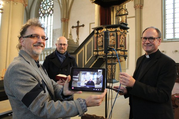 Pfarrer Helge Seekamp, Pfarrer Matthias Altevogt sowie Superintendent Dr. Andreas Lange (von links) stellen sich den neuen Herausforderungen und übertragen auch an Weihnachten live aus der Kirche. - © Sandra Castrup (LZ)