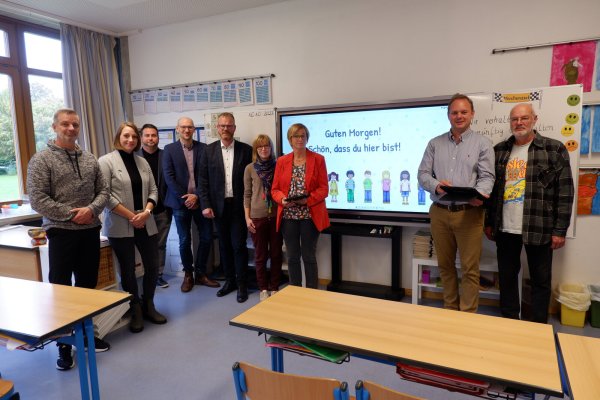 Dirk Winkler, Jasmin Knopke (beide Gemeinde Dörentrup), Oleg Hagel (Kreis Lippe), Fabian Halt (Bezirksregierung), Bürgermeister Friso Veldink, Britta Schrick (Sewikom), Bettina Rethmeier (Leiterin Grundschulverbund Dörentrup), Kai-Timo Wilke (Geschäftsführer Sewikom) und André Gronemeier (Stadt Detmold) informieren in der Grundschule West über den aktuellen Stand des Glasfaserausbaus in Dörentrup. - © Lorraine Brinkmann