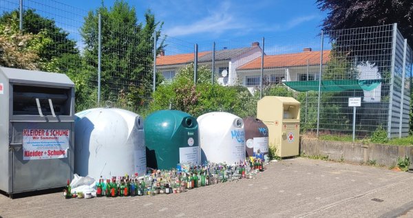 Flasche an Flasche ist an den Altglascontainern an der Menkestraße aufgereiht. - © Katrin Kantelberg