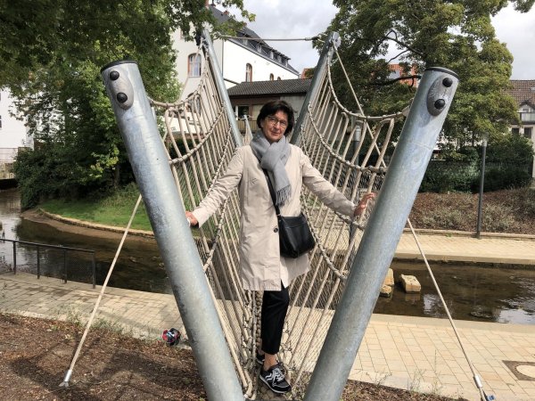 FDP-Spitzenkandidatin Regina Perunovic auf der Hängebrücke am Salzhof. - © Thomas Reineke