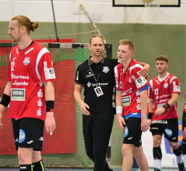 Stehen vor einer harten Saison: Linus Geis, Trainer Matthias Struck, Nico Blaauw und Michel Reitemann vom Team HandbALL. - © Jörg Hagemann