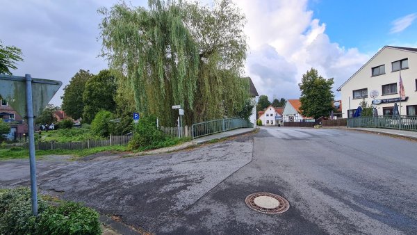Die Paulinenbrücke soll saniert, die Fahrban schmaler und der Bereicht für Fußgänger breiter werden. Der Zaun (links) als Absturzsicherung zur Osterkalle muss erneuert, beziehungsweise durch ein Geländer ersetzt werden. - © Archivfoto: Nadine Uphoff