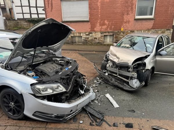 Die zwei Autos sind zusammengestoßen. - © Feuerwehr Extertal