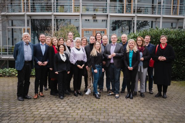 Die Sprecherinnen und Sprecher der SPD-Fraktionen – darunter der Detmolder Landtagsabgeordnete Dennis Maelzer (6. von rechts) – wollen die „Verschickungskinder“ unterstützen. - © Sarah Lorenz