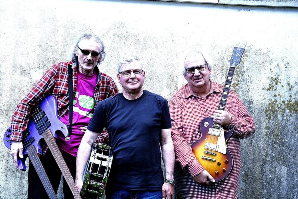 Die Band "Mixed Society": Josef Balcar (Bass, von links nach rechts), Jürgen Mische (Drums) und Thorsten Kosakewitsch (Gitarre). - © Mixed Society