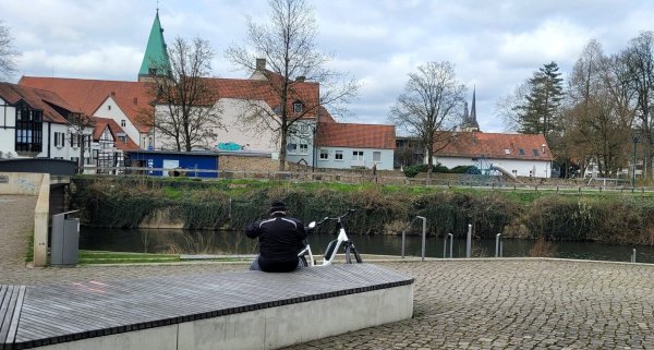 Auch gegenüber vom Bega-Beach am Lindenwall soll der Fluss erlebbarer gemacht werden: ein Balkon oder auch eine Sitz-Plattform sind in der Diskussion. - © Katrin Kantelberg
