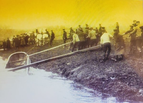 Helfer ziehen einen der gekenterten Pontons aus der Weser. - © Arbeitskreis Heimatgeschichte