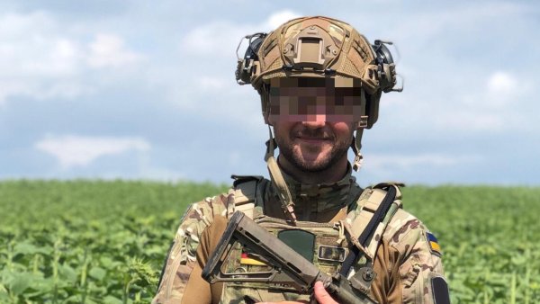 Manu hat vor einigen Jahren an der Universität Paderborn studiert – und kämpft inzwischen seit fast drei Jahren in seinem Vaterland Ukraine. - © XX