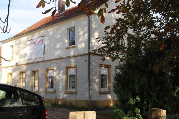 Das Gebäude an der Holter Straße 59, in dem zuletzt geflüchtete Menschen und davor die Oerly Musikschule untergebracht waren, soll dem geplanten Getränkemarkt weichen. Foto: Knut Dinter - © Knut Dinter