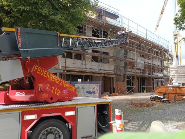 Die Feuerwehr Steinheim birgt in der Marktstraße am 13. September einen jungen Arbeiter. Jetzt ist der Dachdecker aus Blomberg verstorben. - © Feuerwehr Steinheim