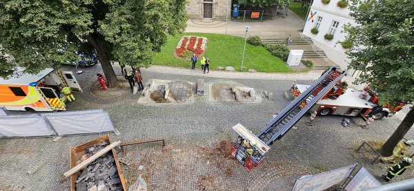 Per Drehleiter wird die verunglückte Person aus der zweiten Etage geborgen. - © Feuerwehr Steinheim