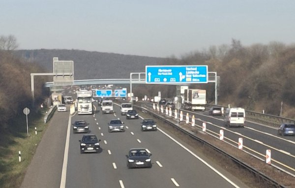 Die wieder eingehängte "Schnapsbrücke" von der Ahmser Straße aus gesehen: Statt in Grün präsentiert sie jetzt in Hellblau. - © Katrin Klei