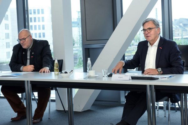 Peter Eul (l.), Präsident der Handwerkskammer OWL, und Wolfgang Borgert, stellvertretender Hauptgeschäftsführer. - © Barbara Franke