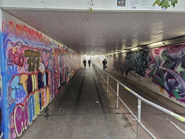 So ist das kein Problem, aber in den Stoßzeiten frühmorgens und mittags wird es ind er Unterführung sehr viel voller. Und wenn am Ende Radfahrer und Fußgänger aufeiandertreffen, steigt das Unfallrisiko. - © Astrid Sewing