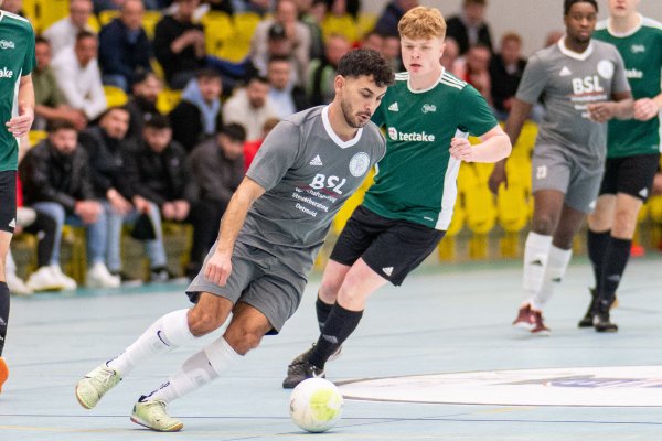 Neu bei der SG Hiddesen-Heidenoldendorf: Mesut Demir im Zweikampf mit Oesterholz' Bendix Bruns. Foto: Egon Penner - © Egon Penner