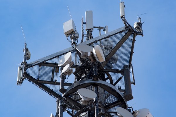 Ein Mobilfunksender im Barntruper Industriegebiet ist außerplanmäßig abmontiert worden. - © Symbolbild