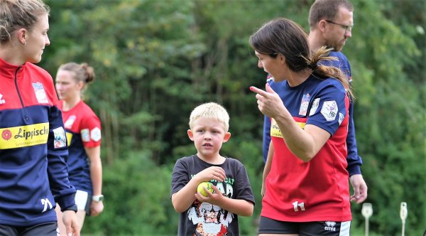 Auch bei der "Golfstunde" des Handball-Bundesligisten HSG Blomberg-Lippe ist der fünfjährige Lenn mit eingebunden. Seine Mutter Lisa Rajes zeigt ihm, wo es zur nächsten Station geht. Mit im Bild (von links) Nele Franz, Melanie Veith und Oliver Lippert. - © Kornej Weibert