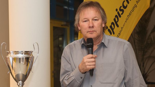 Bernhard Brandt, Vorsitzender des Lemgoer Kreisfußball-Ausschusses, bei der Auslosung in Detmold. - © Paul Cohen