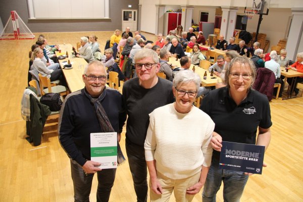 Freuen sich über ihre neue Halle (von links) Geschäftsführer Andreas Hagemann, Kassierer Dieter Mengedoth, Breitensport-Leiterin Silvia Plöger und Vorsitzender Matthias Winter vom TSV Hillentrup. - © Nadine Uphoff