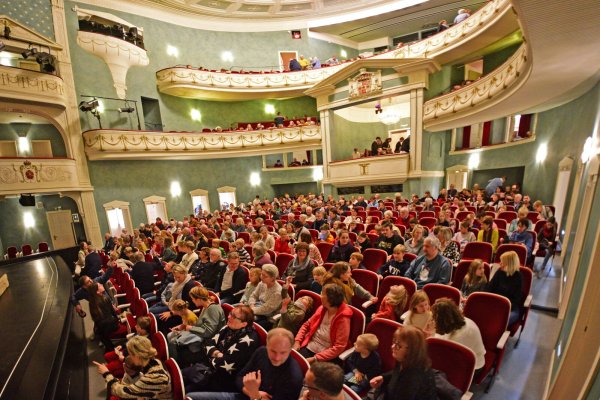 Das Landestheater Detmold begeistert - wie hier bei der LZ-Sondervorstellung von Erich Kästners Stück "Konferenz der Tiere" - die kleinen und großen Zuschauer. - © Archivfoto: Nicole Ellerbrake