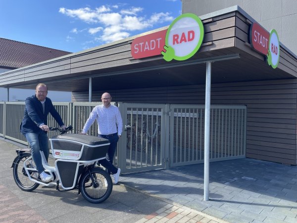 Stadtwerke-Geschäftsführer Volker Stammer testet das neue Lastenrad an der Verleihstation in der Uferstraße. Mobilitätsexperte Stephan Schröder ist dabei. - © Stadtwerke Bad Salzuflen