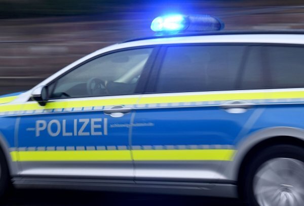 Die Polizei stellte den Führerschein des Unfallfahrers sicher. - © Symbolbild: Carsten Rehder/dpa