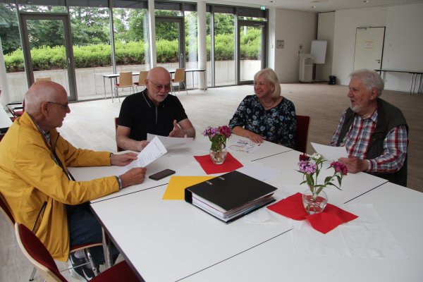 Friedrich-Wilhelm Müller (von links), Heinz Jäger, Bärbel Bhendt und Horst Beyer vom bisherigen Dörentruper Seniorenbeirat beraten sich im Bürgerhaus. - © Nadine Uphoff