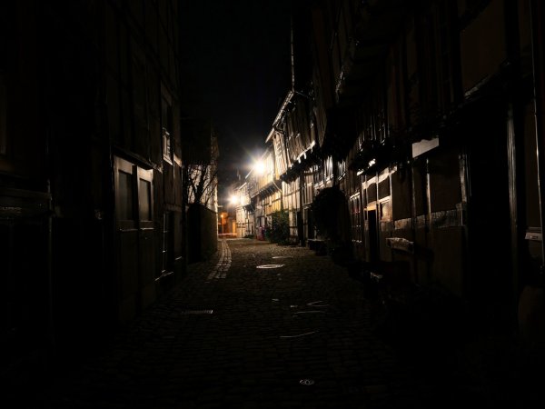 Einsame Straßen nach Einbruch der Dunkelheit – wie hier die Adolfstraße in Detmold – dürften künftig keine Seltenheit sein. In Lippe gibt es ab sofort eine Ausgangssperre zwischen 22 und 6 Uhr. - © Till Sadlowski