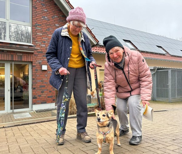 Hannelore Burchert (links) hat Wolle gemeinsam mit ihrer Nachbarin im Tierheim abgeholt. - © Maria Toman