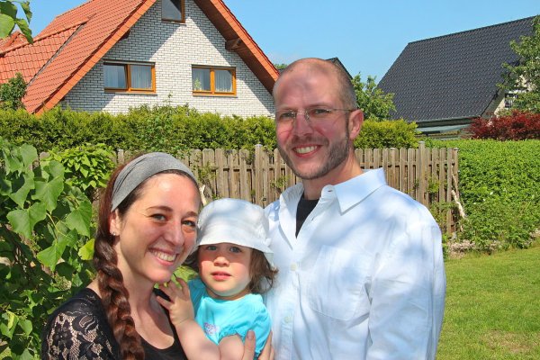 Martin Thiel, hier mit Ehefrau Manuela und Tochter Romy-Franziska, ist bislang als Sachkundiger Bürger für die FWG in Ausschüssen des Rats vertreten. Nun bewirbt er sich um ein Ratsmandat und kandidiert gleichzeitig für das Amt des Bürgermeisters. - © Dieter Asbrock
