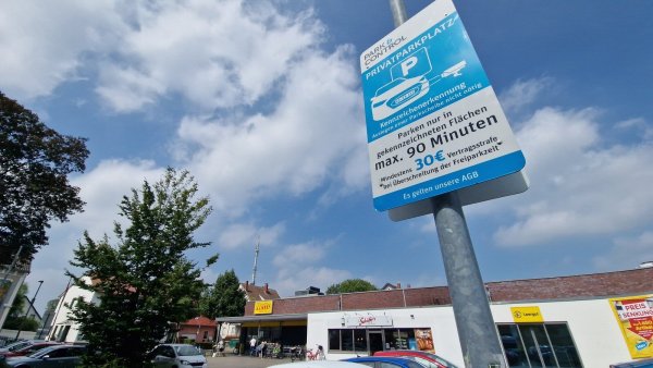 Beim Discounter Netto an der Leopoldstraße werden die Kennzeichen der parkenden Autos erfasst. Darauf weisen Schilder auf dem Stellplatz hin. - © Nadine Uphoff