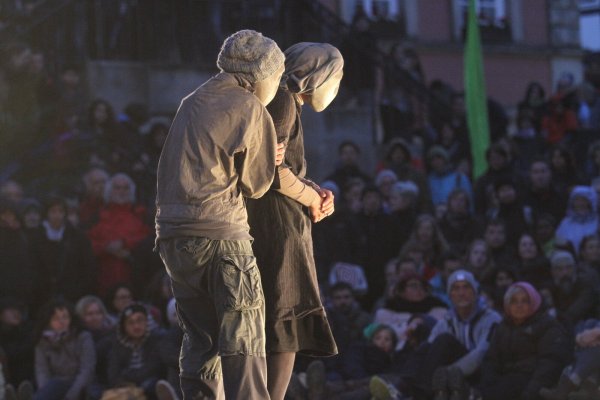 Die Gruppe "TheatreFragile" zeigt auf dem Markplatz eine Darbietung beim Detmolder Straßentheater-Festival. Im kommenden Jahr soll die Veranstaltung in abgespeckter Form stattfinden. - © Archivfoto: Vera Gerstendorf-Welle