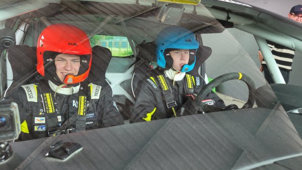 Aaron Bauerkämper (rechts) und Co-Pilot Maximilian Kugler fahren eine Wertungsprüfung in Itzehoe. - © Privat