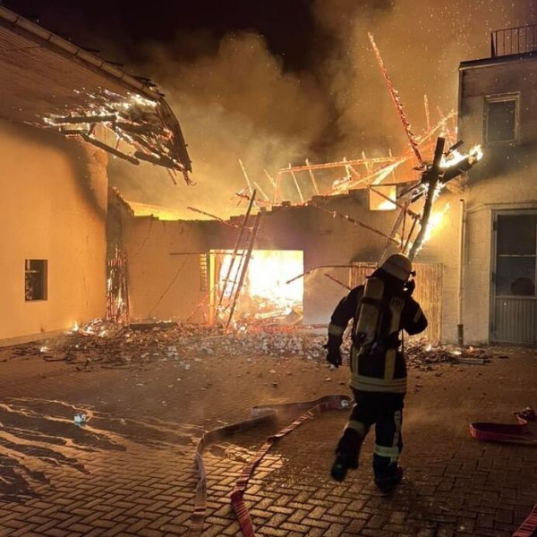 In Linderhofe brennt ein Bauernhof. - © Löschzug Bösingfeld