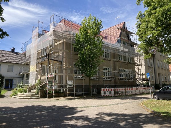 Auch die evangelisch-reformierte Kirchengemeinde Horn profitiert von der Sanierungssatzung: Hier wird das Dach neu gedeckt. - © Cordula Gröne