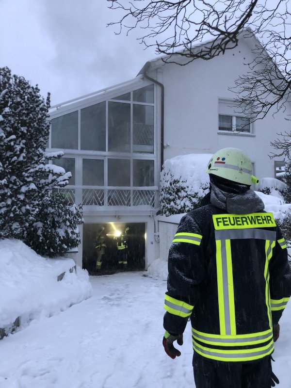 Bei einem Kellerbrand in Bad Salzuflen ist ein Mensch verletzt worden. Die Feuerwehr ging mit einem Trup unter Atemschutz in das Gebäude und löschte den Brand in dem Einfamilienhaus ab. - © Daniel Hobein / Feuerwehr Bad Salzuflen