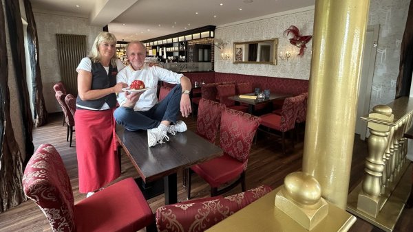 Martin Dahlhaus mit Freundin Anja Schröder im Caféhaus der Zuckerbäckerei Dahlhaus in Hiddesen. Die Erdbeerpyramiden laufen aktuell besonders gut. - © Alexandra Schaller