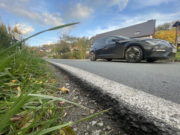 Auf der Ruensieker Straße am Ortseingang von Schwalenberg fahren viele Autofahrer schnell. Wer als Fußgänger auf die Bankette ausweichen will, gerät leicht ins Stolpern. - © Silke Buhrmester