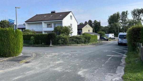 Die Straße "Im Wiesengrund" knickt in einer scharfen Kurve ab. Die schraffierte Fläche rechts soll Autofahrer vom Parken abhalten. - © Jana Beckmann