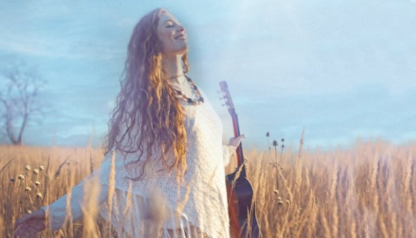 Das 18. Yoga Vidya Musikfestival geht mit internationalen Headlinern der spirituellen Musikszene wie Mirabai Ceiba, Manish Vyas & Nawab Khan an den Start. - © Yoga Vidya